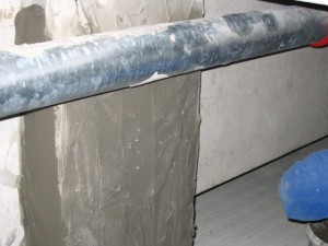 Hűtőkamrából kilógó fém oszlop páralecsapódás elleni fűtése